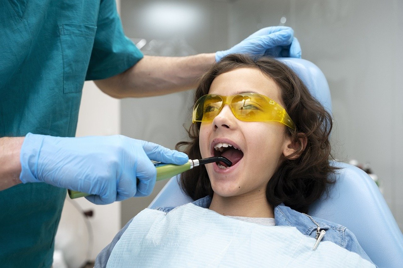 dziecko w gabinecie dentystycznym